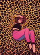 Camouflage social : jeune fille en tenue colorée se fond dans le décors, tenue vive avec imprimés léopard, mode et style des années 80