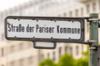 Straßenschild der Straße der Pariser Kommune in Berlin Friedrichshain