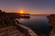 Krajobraz morski, piękny zachód słońca i klify, wyspa Minorka (Menorca), Hiszpania	