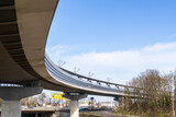 Fototapeta Zachód słońca - Neu erbaute Brücke, Überführung für den öffentlichen Nahverkehr