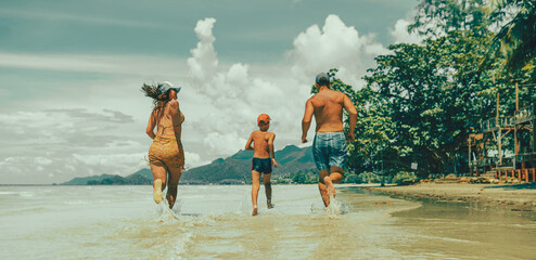 Sticker - Family running on the beach 