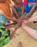 Fototapeta Łazienka - Farbige Hände von Kindern in Afrika