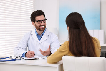 Canvas Print - Doctor consulting patient during appointment in clinic