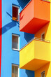 Edificios de colores vivos.