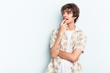 Poster - Young caucasian man isolated on blue background looking sideways with doubtful and skeptical expression.