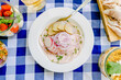 Frischer Wurstsalat auf Porzellanteller: Bayerische Delikatesse im Sommer