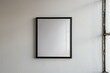 Ein leerer schwarzer Bilderrahmen an einer weißen Wand, Rahmen Mockup 