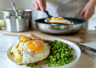 Wall Mural - Fried egg with mashed potatoes and green peas for healthy vegetarian dinner or lunch