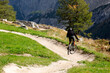 Mountainbiker auf einem Bergpfad in den Dolomiten, Italien, Europa 