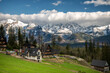 Wiosenna panorama na Tatry Wysokie z góralskimi domami w widokowym miejscu na pierwszym planie