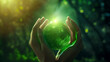 Mãos segurando uma esfera verde brilhante