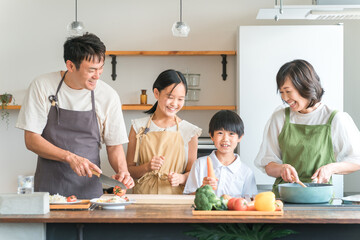 Poster - 家のキッチンで子供と一緒に料理・クッキング・お手伝いする子供と夫婦・親子・家族
