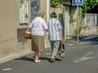 Femme âgée et son auxiliaire de vie revenant du marché 