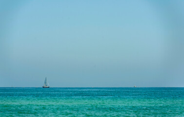 Poster - Bateau à voile au large de la côte d'Algarve à Fuseta, Portugal