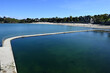 Piscine d'eau de mer du Prieuré avec la plage du Prieuré au second plan