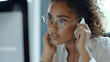 © Erika - mujer empresaria trabajadora hablando por telefono cerrando negocios en la oficina viendo su computadora y haciendo analisis ejecutiva con éxito