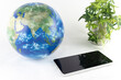 スマートフォンと地球儀。地図アプリのイメージ
