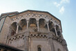 loggia con archi; abside della chiesa romanica di San Fedele a Como