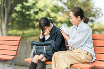 Poster - ベンチで落ち込む・ショックを受ける中学生・高校生の女の子を励ます・慰める女性教師・母親（トラブル）
