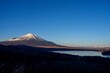 展望台から見た朝日を浴びて輝く富士山と山中湖のコラボ情景