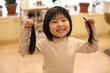 美容室で髪を切る女の子　ヘアドネーションイメージ