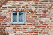 Fenster eines sanierten historischen Wohnhauses in der denkmalgeschützten Altstadt von Stralsund in Deutschland