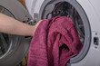 Wkładać brudny ręcznik do pralki z bliska