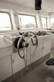 Fototapeta  - mostek na statku, panel sterowania w tle woda.
