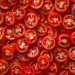Fondo con detalle y textura de multitud de rodajas de tomates cherry