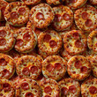 Fondo con detalle y textura de multitud de pequeñas pizzas de aspecto delicioso