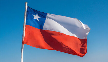 Wall Mural - Die Fahne von Chile flattert im Wind, isoliert gegen blauer Himmel