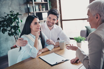 Poster - Portrait of young couple chatting meeting realtor lady desk loft interior office indoors