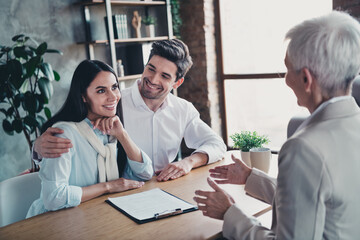 Poster - Photo of young married couple hug listen appointment consultation psychotherapist lady office indoors