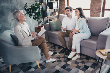 Poster - Photo of young couple communicate sit couch appointment psychotherapist loft interior office indoors