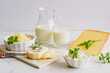 Milchprodukte auf einem weißen Tisch. Käse, Variation.
