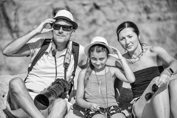 Poster - A happy family visiting the famous Horseshoe Bend Canyon on a summer day