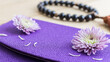 日本のお葬式　紫の菊の花とふくさと珠数　袱紗