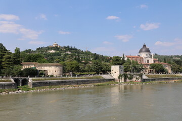 Blick in die Historische Altstadt von Verona in Italien	