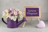 Fototapeta  - Grußkarte zu Pfingsten: Blumenstrauß mit Herz und dem Text schöne Pfingsten auf einer Schreibtafel.	