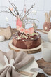 Frohe Ostern Torte mit Kuchen Dekoration aus Holz in rosa naturfarben