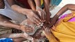 Afrikanische dunkelhäutige Kinder Hände in einer Gruppe als Team
