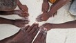 Kinderhände aus Afrika: Hände im weißen Sand auf Sansibar