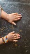Kleine Hände von einem afrikanischem Kind - Mädchen mit lackierten Fingernägeln