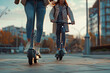 Elektro-Mobilität  zwei Frauen mit einem E-Roller in der Stadt
