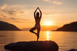 Eine spirituelle Yoga-Sitzung in der Natur bei Sonnenuntergang am See