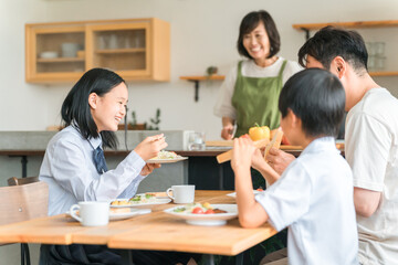 Sticker - ダイニングで朝食をとる・朝ごはんを食べる家族・ファミリー
