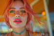 Chica joven 20s, con el cabello teñido tonos rojizos, rosados movido por el viento, close-up, gafas redondas de cristal naranja labios gruesos rosados, ambiente de verano, terraza o chiringuito, moda