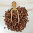 cuillère en bois rempli de grains de café, en gros plan	