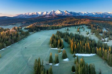 Fototapeta wspaniała panorama tatr bielskich i okolicznych lasów widziana z drona mavic 3 classic