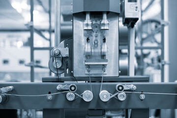 Leinwandbilder - Working Industrial machine for weaving multi-colored textile ropes and cords close-up, industrial concept background